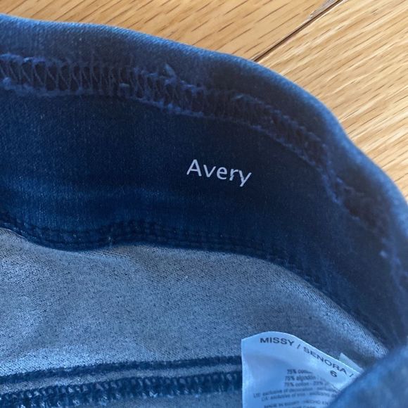 🔴 2 for $25 Gloria Vanderbilt Avery total contour cropped jeans - Picture 8 of 14